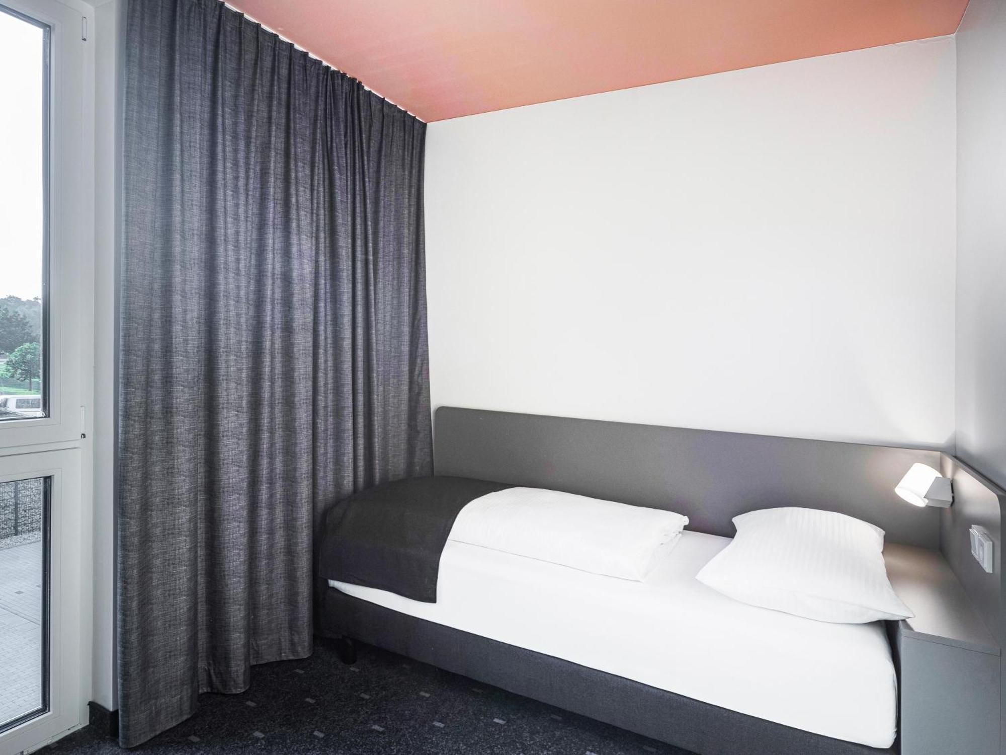 B&B Hotel Dessau Bagian luar foto