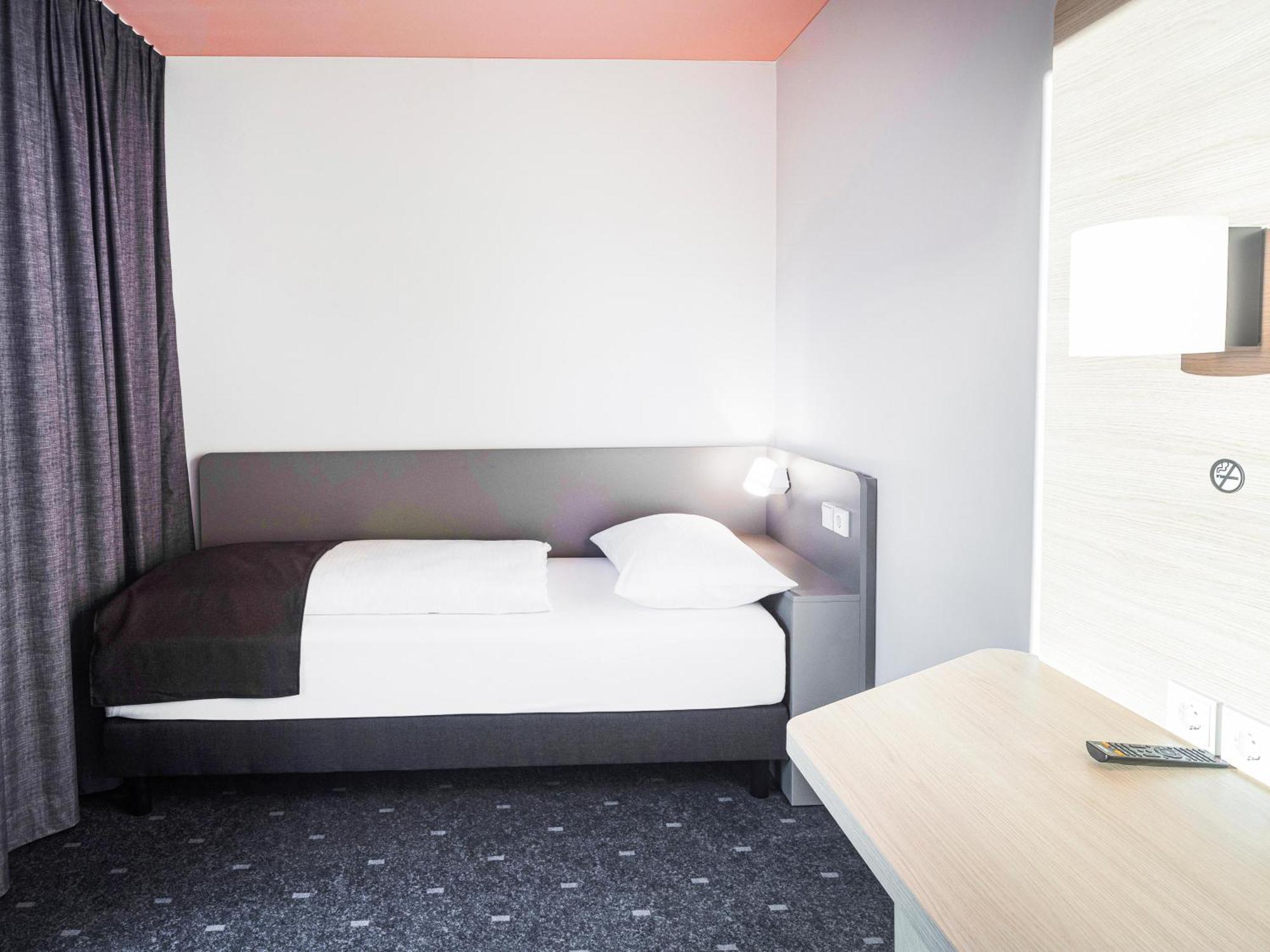 B&B Hotel Dessau Bagian luar foto