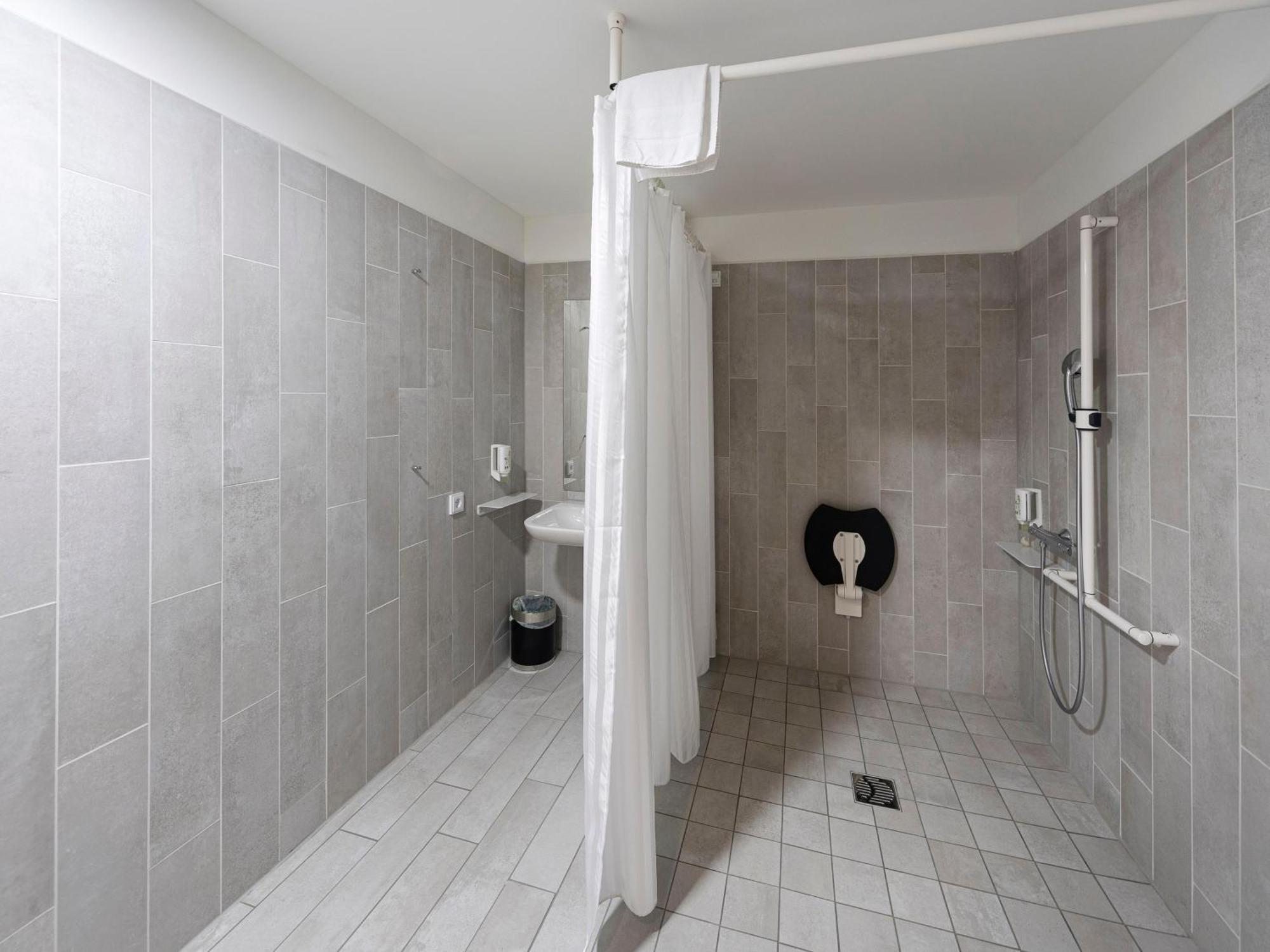 B&B Hotel Dessau Bagian luar foto